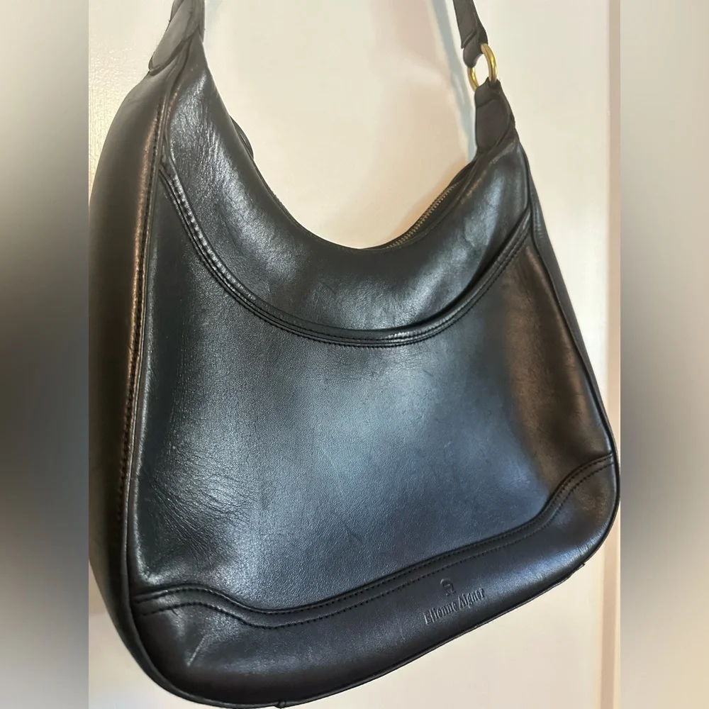 Black Leather Shoulder Bag - Classic Women's Hobo